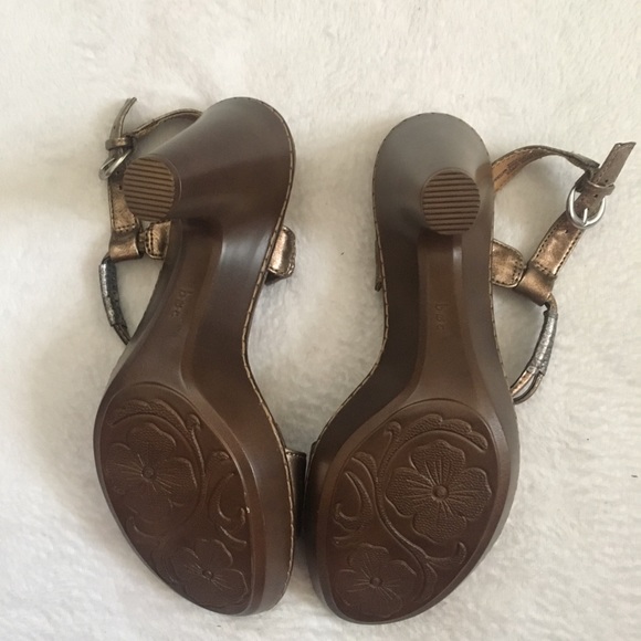 Pretty and Comfortable two- tone  sandals. - Picture 3 of 4
